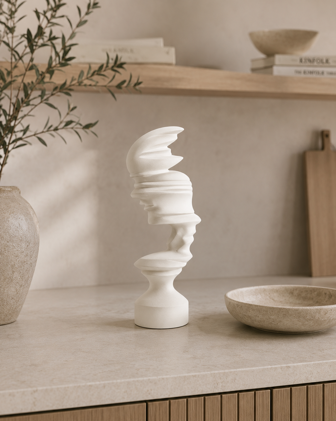 Estatueta decorativa em resina Facetta